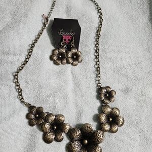 New Paparazzi 21" Necklace and Earrings Set